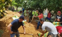 Hacen barricadas para evitar el ingreso de aguas residuales al barrio Santa Rosa.