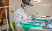 El doctor Jimmy Palacio (en la fotografía), director de la clínica odontológica ClearDent, durante su trabajo habitual en la atención de pacientes en el área odontológica.