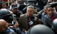 Roberto Rodríguez (c), exdirector de INAPA, es ingresado al Palacio de Justicia, como parte de las detenciones.