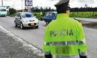 Autoridades de la capital del país en alerta por hurto de una camioneta a un general de la Policía. 