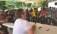 Rodrigo Londoño, dialogando con sus integrantes en una de las zonas veredales.