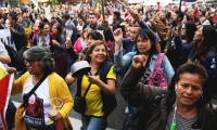 Cientos de maestros y alumnos participan en una marcha.