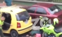Momentos en que los hombres son detenidos por la Policía.