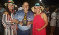 Rodolfo de la Valle exhibe el trofeo tras coronarse Rey Vallenato del Festival Indio Tayrona.