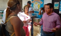Alcalde Rafael Martínez, acompañado de la secretaria de Salud Blanca Fernández. 