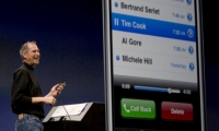 Fotografía de archivo fechada el 9 de junio de 2007 que muestra a Steve Jobs, el entonces presidente de Apple Inc., presentando el primer teléfono iPhone.