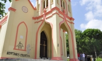 Fachada de la iglesia Santa María Magdalena, pintada con grafitis en la madrugada de hoy.  