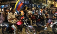 Venezolanos que votaron en la consulta recorrieron por las calles de Caracas la noche del pasado domingo.
