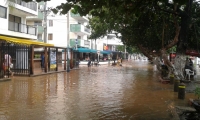 Totalmente inundada, así quedaron las calles de el Rodadero tras el impacto de la onda de tsunami.