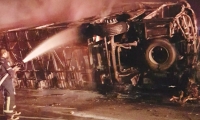 Bomberos apagando las llamas del incendio.