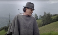 En el video el samario luce una la ruana y el sombrero típico de del departamento de Boyacá. 