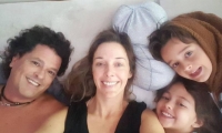 Carlos Vives y Claudia Elena Vásquez junto a dos hijos. 