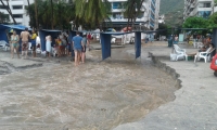 El impacto de la onda tsunami atravesó la playa de El Rodadero y llegó hasta las calles.