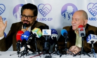 En la imagen, los miembros del Estado Mayor de las FARC Luciano Marín (i), alias "Iván Márquez", y Julián Gallo Cubillos (d), alias "Carlos Antonio Lozada"