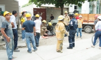 Momentos en que el obrero Abraham Meza era atendido por los Bomberos.