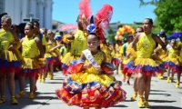 Los asistentes disfrutaron de un desfile lleno de alegría, color, baile y emociones.