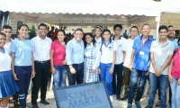 Alcalde con estudiantes durante el evento.