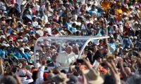 Papa Francisco durante un viaje. 