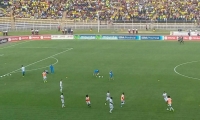 El equipo colombiano durante el calentamiento en el campo de juego.