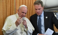 El Papa Francisco y el portavoz del Vaticano, Greg Burke.