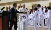 Esta vez los niños rompieron en protocolo y abrazaron a Papa Francisco.