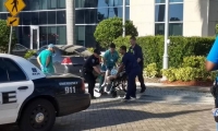 Un anciano es evacuado del Hollywood Hills Nursing Home.