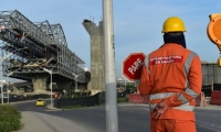 Personal del consorcio que construye el puente coordinando la movilidad en el Puente Pumarejo