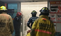 Los bomberos tuvieron que ventilar el establecimiento antes de proceder a controlar las llamas.