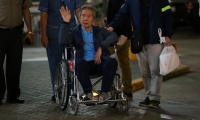 Alberto Fujimori, en momentos que salía de la clínica.