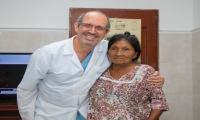 Escobar junto a Doña Leonida, una de sus pacientes. 