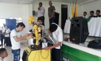 El robot fue ingeniado por el docente David Mendoza.