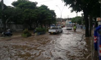 Las lluvias también anegaron algunos puntos en la Avenida del Río.