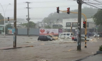 Varias vías de la ciudad colapsaron por el agua.