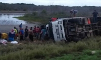 El camión quedó a un costado de la vía. 