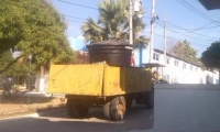 Hace un año esta imagen se hizo famosa en Santa Ana: el transporte de agua potable se hacía en un carro de la basura. 