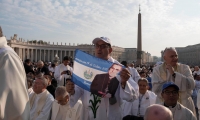 Miles de personas, religiosos y autoridades asistieron a la solemne proclamación en el Vaticano.