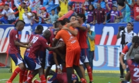 Los jugadores celebraron la victoria. 