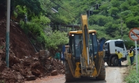 Retroexcavadoras trabajaron en la vía a Taganga para recuperar el tránsito vial. 