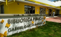 La biblioteca pública Gabriel García Márquez rinde homenaje al fallecido Nobel de Literaruta. 