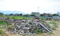 El lote del Parque Taykú está lleno de escombros y basuras. 