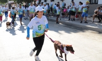 Hasta las mascotas corrieron en la 5K contra el plástico. 