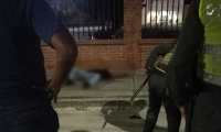 El hombre quedó tendido en la acera peatonal, en las afueras del Buenavista.