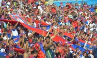 La hinchada acompañó al cantante Michel Torres durante la interpretación de este tema musical.