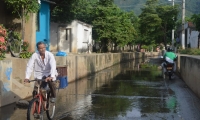 Así se observa la calle canal del barrio Ondas del Caribe, se encuentra inundada de las presuntas aguas negras. 