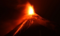 Vista del volcán de Fuego en erupción.