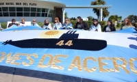 Familiares se manifiestan para pedir que refloten el submarino argentino.