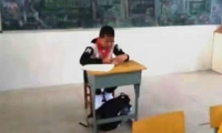 Zhou Xiaozhou, de 13 años, fue aislado de sus compañeros, por decisión de su profesor.