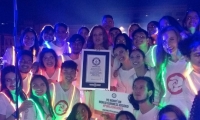 La actriz Alejandra Borrero muestra el certificado de récord Guinness.