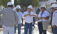 Alcalde Martínez durante la inspección de la obra.