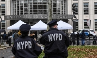  Policías vigilan afuera de la Corte Federal de Distrito en Brooklyn.